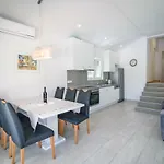 Mirna Villa