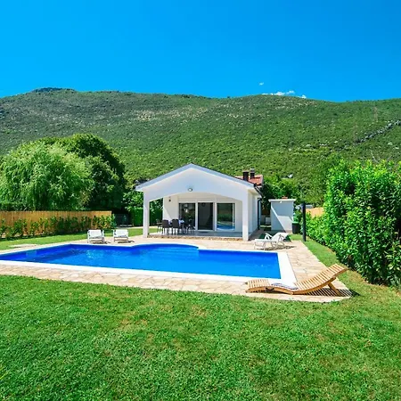 Mirna Μόσταρ